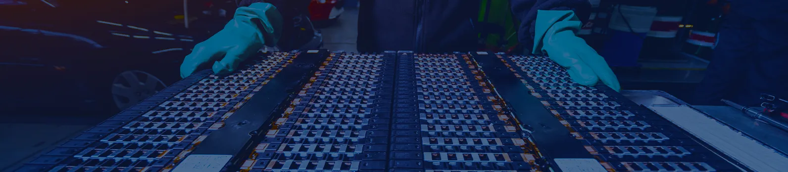 Technicien manipulant un pack de batteries dans un atelier spécialisé