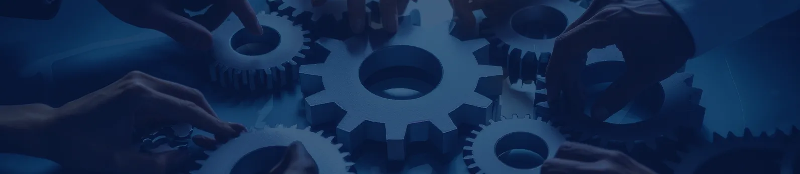 Mains manipulant des engrenages interconnectés
